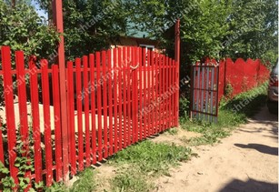 Забор евроштакетник горокой в Ханты-Мансийске цвет рубин