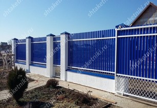 Фото забора из синего штакетника в Ханты-Мансийске